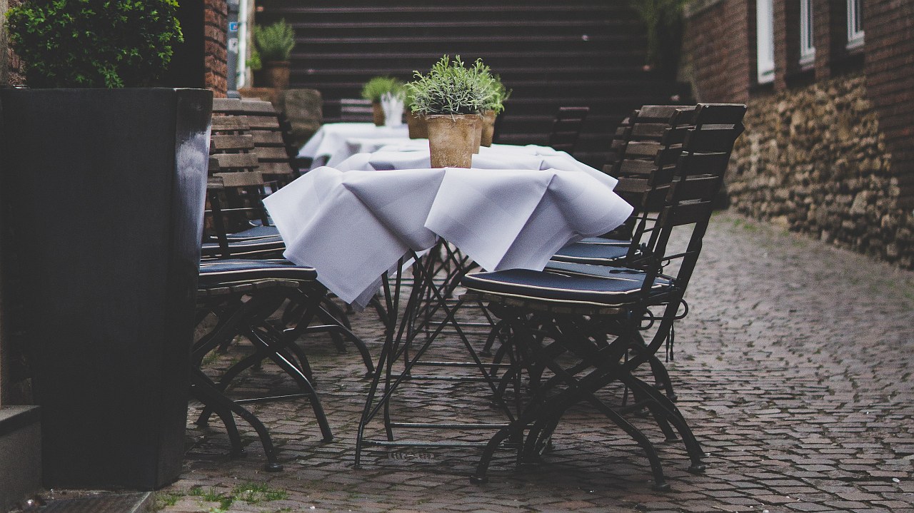 Al Fresco Dining: Tips for Hosting Memorable Outdoor Dinner Parties