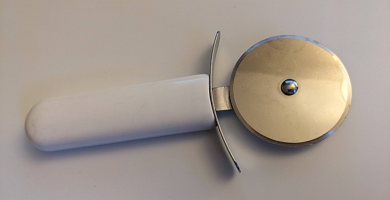 pizza cutter with protective handle